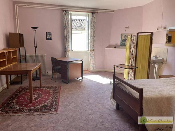 Vente immobilière : Ensemble immobilier à Aigre    304 500 €- FONCIERE CHARENTAISE AIGRE.