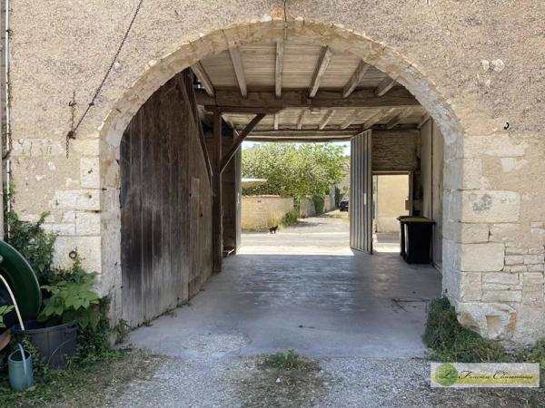 Vente immobilière : Ensemble immobilier à Aigre    304 500 €- FONCIERE CHARENTAISE AIGRE.