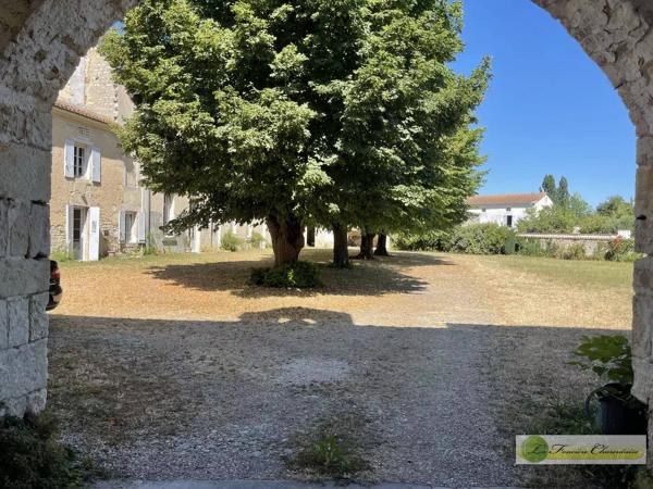 Vente immobilière : Ensemble immobilier à Aigre    304 500 €- FONCIERE CHARENTAISE AIGRE.