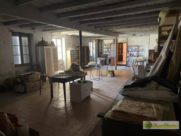 Vente immobilière : Ensemble immobilier à Aigre    304 500 €- FONCIERE CHARENTAISE AIGRE.