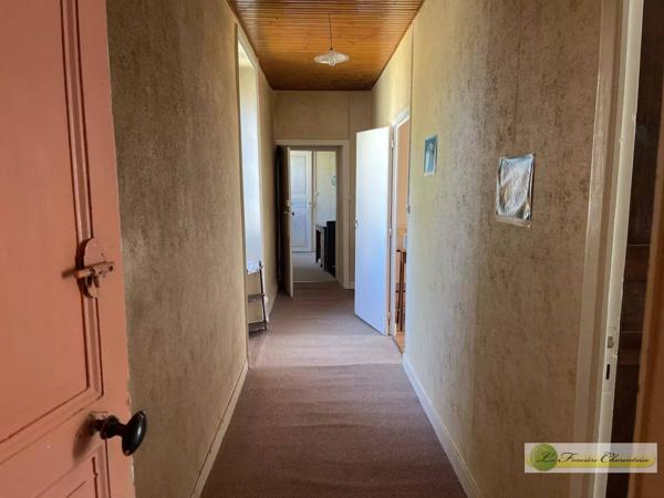 Vente immobilière : Ensemble immobilier à Aigre    304 500 €- FONCIERE CHARENTAISE AIGRE.