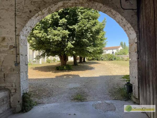 Vente immobilière : Ensemble immobilier à Aigre    304 500 €- FONCIERE CHARENTAISE AIGRE.