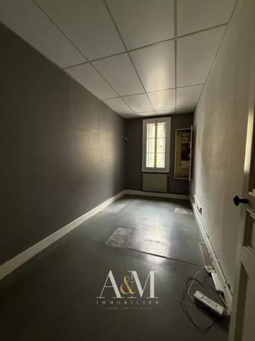 Bureaux 82 m² + cour de 15 m²