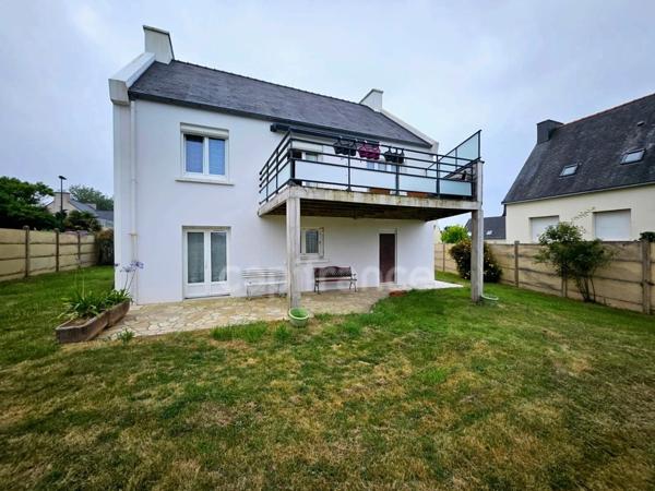 CROZON - A proximité immédiate du centre/bourg, vue sur le port de Morgat dispose d'un T2 au rez de chaussée indépendant.