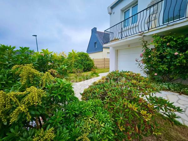 CROZON - A proximité immédiate du centre/bourg, vue sur le port de Morgat dispose d'un T2 au rez de chaussée indépendant.