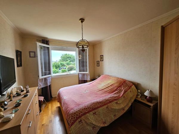 CROZON - A proximité immédiate du centre/bourg, vue sur le port de Morgat dispose d'un T2 au rez de chaussée indépendant.