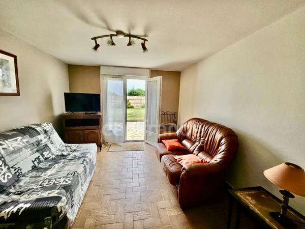 CROZON - A proximité immédiate du centre/bourg, vue sur le port de Morgat dispose d'un T2 au rez de chaussée indépendant.