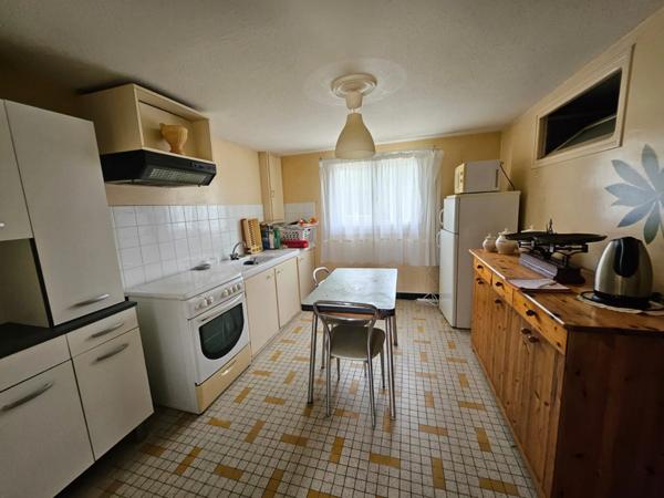 CROZON - A proximité immédiate du centre/bourg, vue sur le port de Morgat dispose d'un T2 au rez de chaussée indépendant.