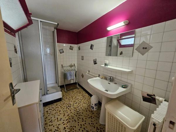 CROZON - A proximité immédiate du centre/bourg, vue sur le port de Morgat dispose d'un T2 au rez de chaussée indépendant.