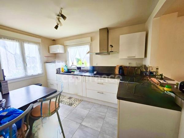 CROZON - A proximité immédiate du centre/bourg, vue sur le port de Morgat dispose d'un T2 au rez de chaussée indépendant.