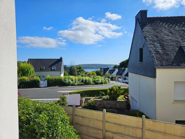 CROZON - A proximité immédiate du centre/bourg, vue sur le port de Morgat dispose d'un T2 au rez de chaussée indépendant.