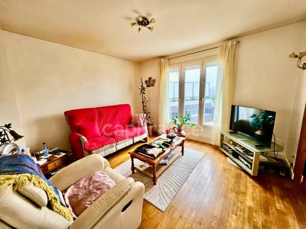 CROZON - A proximité immédiate du centre/bourg, vue sur le port de Morgat dispose d'un T2 au rez de chaussée indépendant.