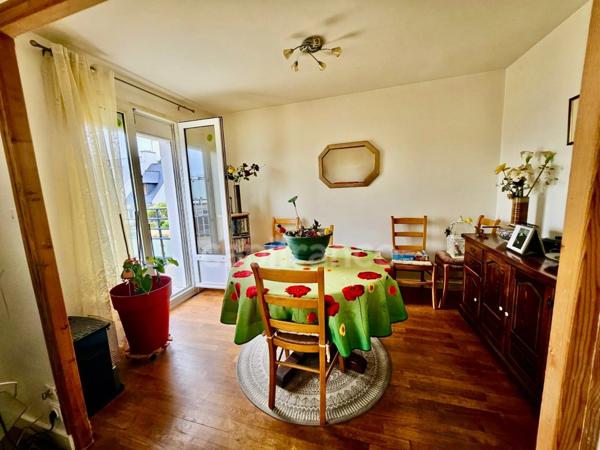 CROZON - A proximité immédiate du centre/bourg, vue sur le port de Morgat dispose d'un T2 au rez de chaussée indépendant.