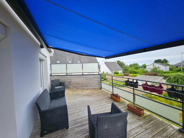 CROZON - A proximité immédiate du centre/bourg, vue sur le port de Morgat dispose d'un T2 au rez de chaussée indépendant.