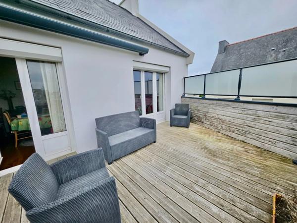 CROZON - A proximité immédiate du centre/bourg, vue sur le port de Morgat dispose d'un T2 au rez de chaussée indépendant.