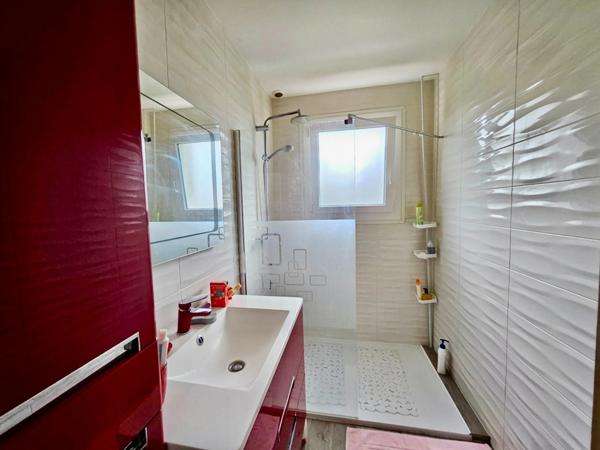 CROZON - A proximité immédiate du centre/bourg, vue sur le port de Morgat dispose d'un T2 au rez de chaussée indépendant.