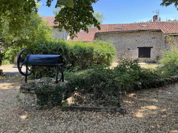 ENSEMBLE IMMOBILIER AVEC GITES, CHAMBRES D'HOTES, MAISON D'HABITATION, PISCINE ET GRANGE