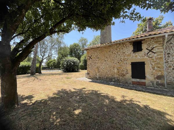 ENSEMBLE IMMOBILIER AVEC GITES, CHAMBRES D'HOTES, MAISON D'HABITATION, PISCINE ET GRANGE