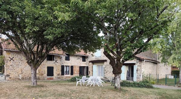 ENSEMBLE IMMOBILIER AVEC GITES, CHAMBRES D'HOTES, MAISON D'HABITATION, PISCINE ET GRANGE