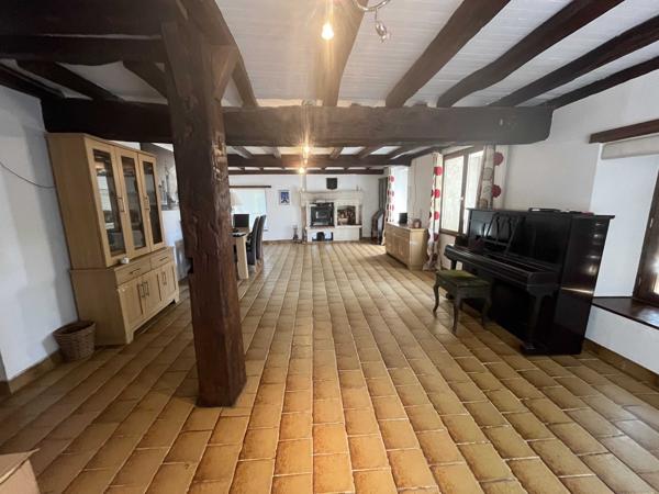 ENSEMBLE IMMOBILIER AVEC GITES, CHAMBRES D'HOTES, MAISON D'HABITATION, PISCINE ET GRANGE
