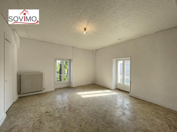 MAISON DE VILLE À RÉNOVER : JARDIN, GARAGE ET BEAU POTENTIEL