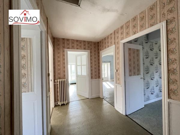 MAISON DE VILLE À RÉNOVER : JARDIN, GARAGE ET BEAU POTENTIEL