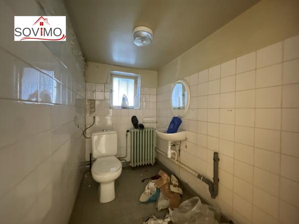 MAISON DE VILLE À RÉNOVER : JARDIN, GARAGE ET BEAU POTENTIEL