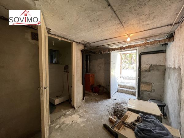 MAISON DE VILLE À RÉNOVER : JARDIN, GARAGE ET BEAU POTENTIEL