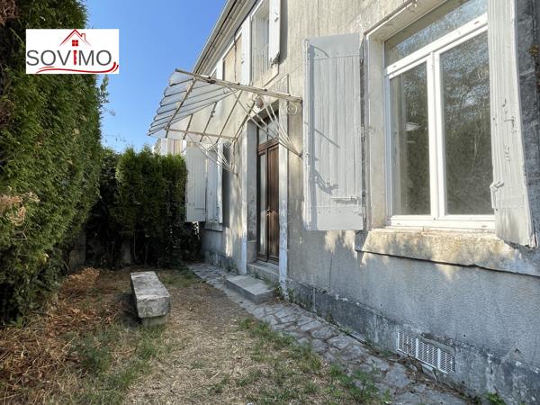 MAISON DE VILLE À RÉNOVER : JARDIN, GARAGE ET BEAU POTENTIEL