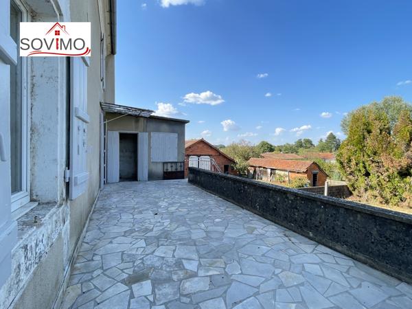 MAISON DE VILLE À RÉNOVER : JARDIN, GARAGE ET BEAU POTENTIEL