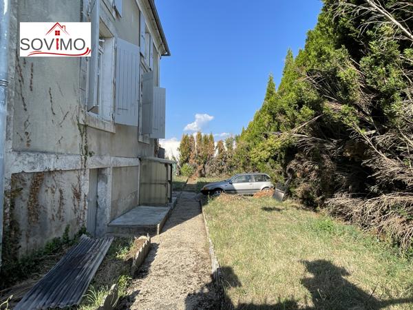 MAISON DE VILLE À RÉNOVER : JARDIN, GARAGE ET BEAU POTENTIEL