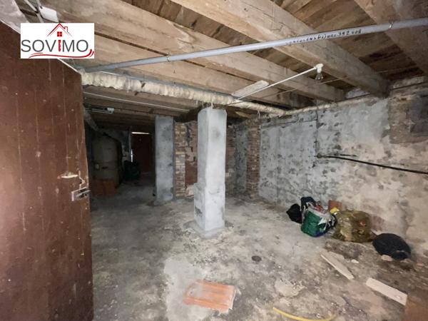 MAISON DE VILLE À RÉNOVER : JARDIN, GARAGE ET BEAU POTENTIEL