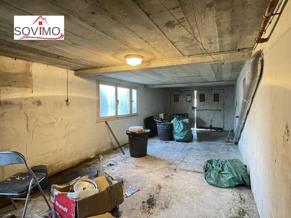 MAISON DE VILLE À RÉNOVER : JARDIN, GARAGE ET BEAU POTENTIEL