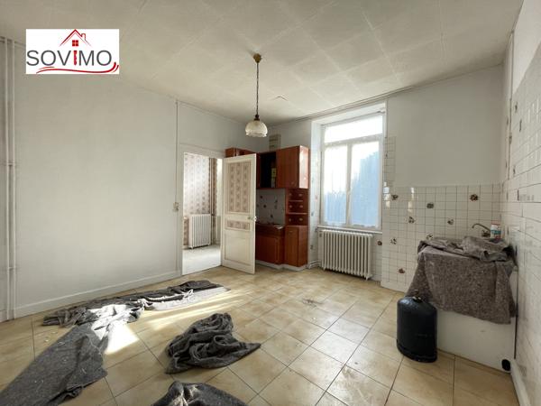 MAISON DE VILLE À RÉNOVER : JARDIN, GARAGE ET BEAU POTENTIEL