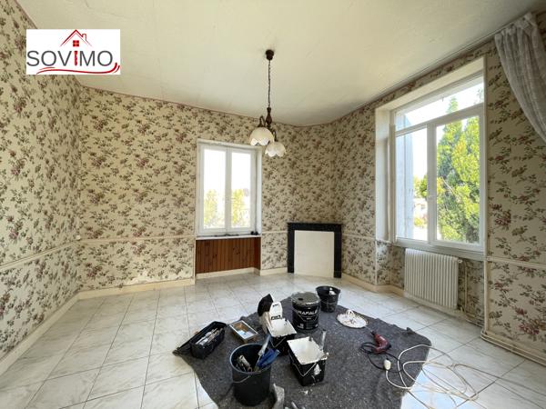 MAISON DE VILLE À RÉNOVER : JARDIN, GARAGE ET BEAU POTENTIEL