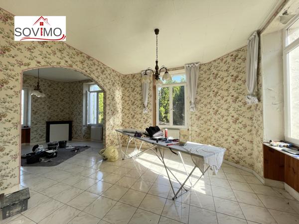 MAISON DE VILLE À RÉNOVER : JARDIN, GARAGE ET BEAU POTENTIEL