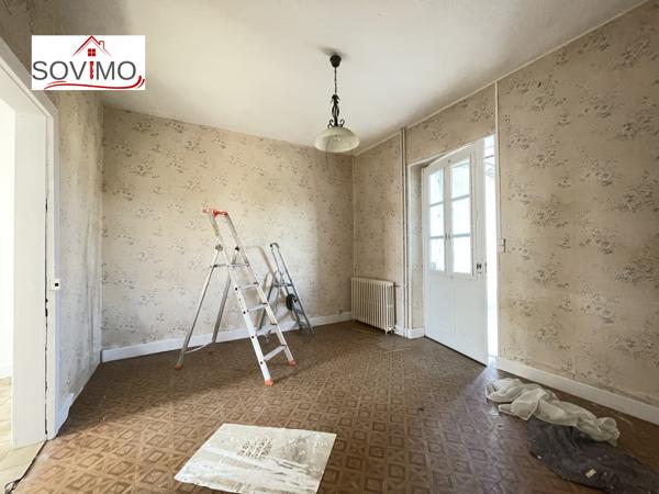 MAISON DE VILLE À RÉNOVER : JARDIN, GARAGE ET BEAU POTENTIEL