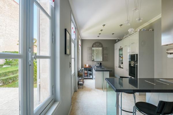 Appartement dans un hôtel particulier du 19ème avec son jardin privatif et son orangerie