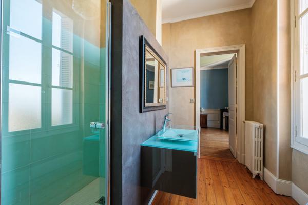 Appartement dans un hôtel particulier du 19ème avec son jardin privatif et son orangerie