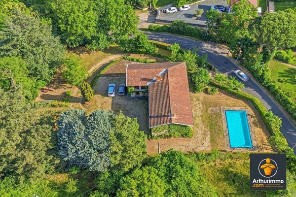 Vente                                                      Maison
                        
                     8 pièces                      240 m2                     à Saint-Genis-Laval