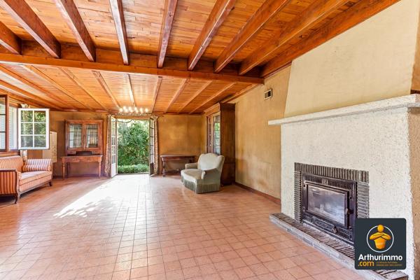 Vente                                                      Maison
                        
                     8 pièces                      240 m2                     à Saint-Genis-Laval