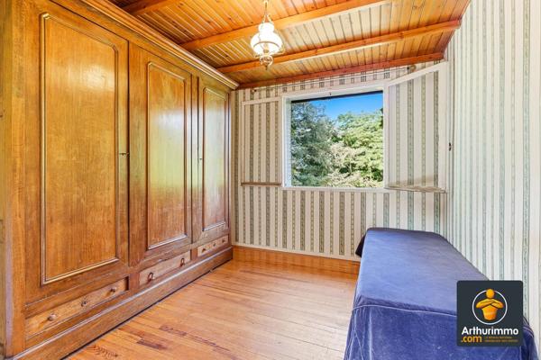 Vente                                                      Maison
                        
                     8 pièces                      240 m2                     à Saint-Genis-Laval