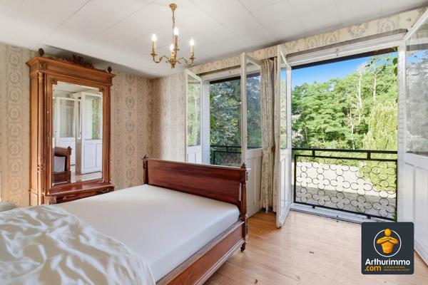 Vente                                                      Maison
                        
                     8 pièces                      240 m2                     à Saint-Genis-Laval