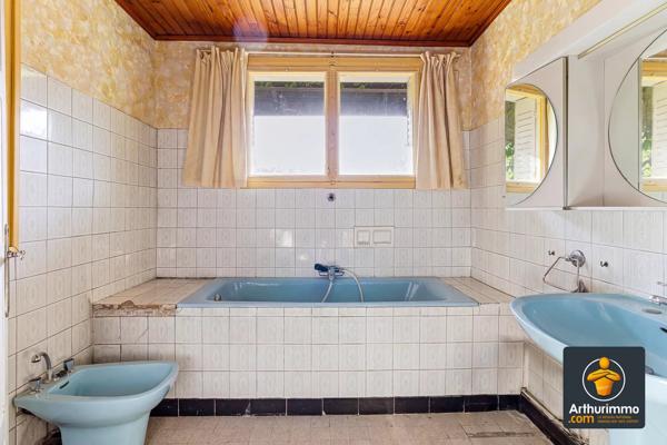 Vente                                                      Maison
                        
                     8 pièces                      240 m2                     à Saint-Genis-Laval