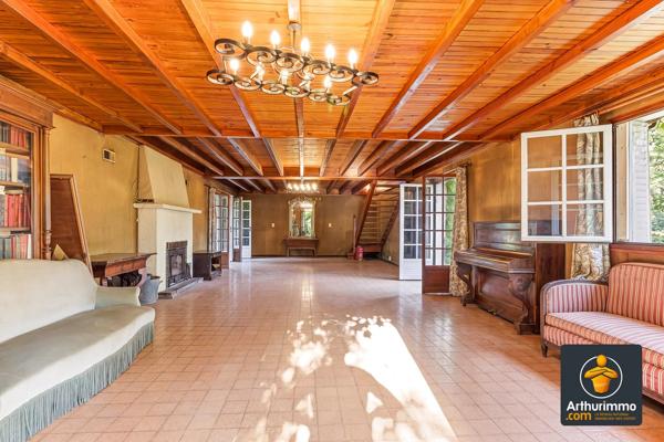 Vente                                                      Maison
                        
                     8 pièces                      240 m2                     à Saint-Genis-Laval