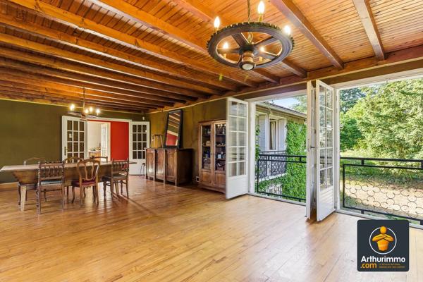 Vente                                                      Maison
                        
                     8 pièces                      240 m2                     à Saint-Genis-Laval