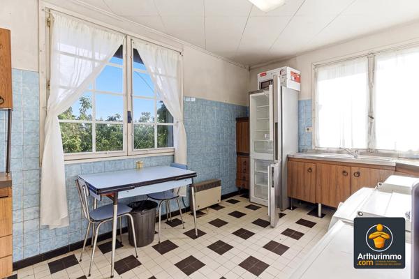 Vente                                                      Maison
                        
                     8 pièces                      240 m2                     à Saint-Genis-Laval
