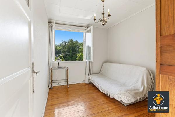 Vente                                                      Maison
                        
                     8 pièces                      240 m2                     à Saint-Genis-Laval