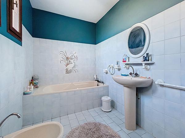 Maison familiale à vendre Cosnac 150.3 m2, Quartier recherché, Vue imprenable, Terrain arboré avec goût, 4 chambres, sous sol complet avec Garage.