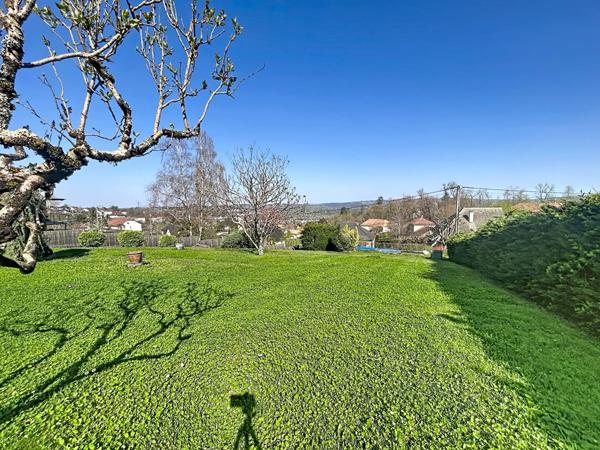 Maison familiale à vendre Cosnac 150.3 m2, Quartier recherché, Vue imprenable, Terrain arboré avec goût, 4 chambres, sous sol complet avec Garage.